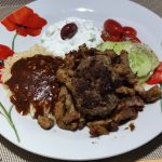 Small selection of the Greek plate only with pan gyros and bifteki. Kleine Auswahl des Griechentellers nur mit Pfannengyros und Bifteki.