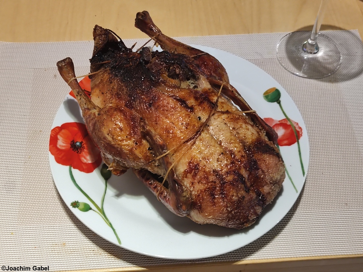 The duck, ready fried after 3 hours.Die nach 3 Stunden fertig gebratene Ente.