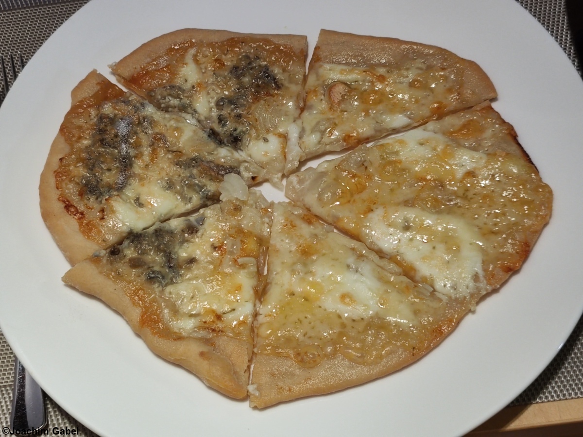 White pizza with mozzarella di bufalo, gorgonzola dulce and mountain cheese.Weiße Pizza mit Büffelmozzarella, Gorgonzola dulce und Bergkäse.