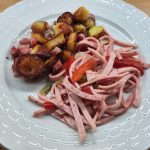 Simple sausage salad with fried potatoes. Einfacher Wurstsalat mit Bratkartoffeln.