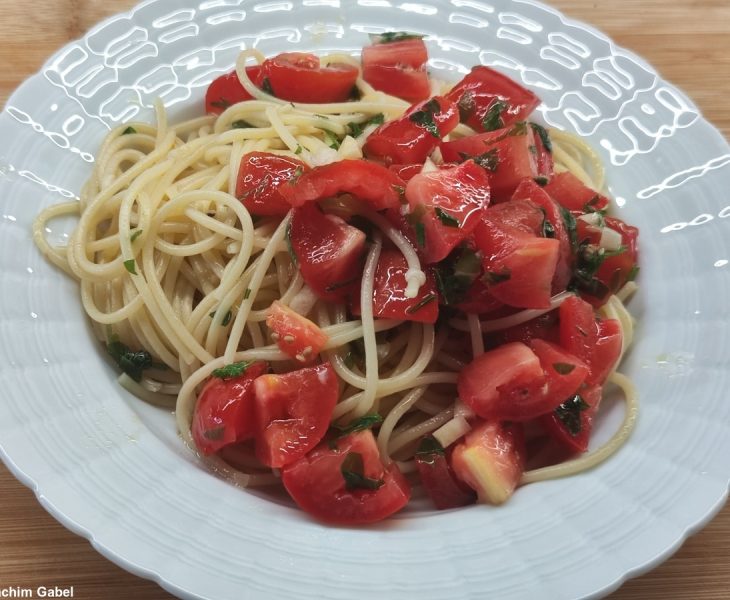 As you can see in the picture, this also works with chopped San Marzano tomatoes. Wie man auf dem Bild sehen kann, geht das auch mit klein geschnittenen San Marzano Tomaten.