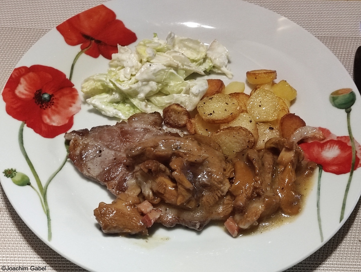 Not breaded pork schnitzel with chanterelle sauce. Unpaniertes Schweineschnitzel mit Pfifferlingssauce.