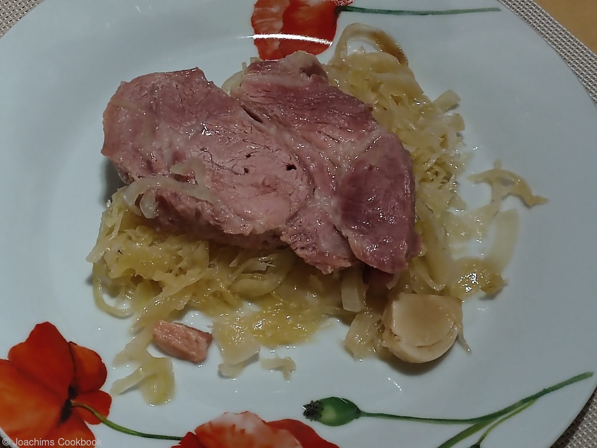 Frankfurt chops with sauerkraut Frankfurter Rippchen mit Sauerkraut Food and Travel