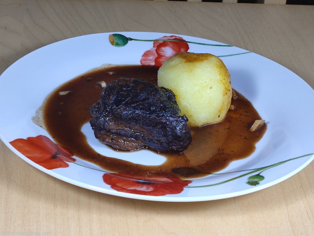 Veal cheeks in the style of a boeuf bourguignon Kalbsbäckchen im Stil