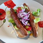 Instead of a boiled sausage, fried merguez was used here. Anstatt einer Brühwurst wurden hier gebratene Merguez verwendet.