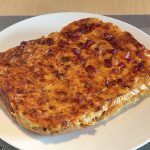 Salt cake on the left without and on the right with bacon cubes. Salzekuchen links ohne und rechts mit Speckwürfel.