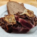 The simplest way to enjoy the onion roast beef is with a slice of bread to soak up the sauce. Die einfachste Art, den Zwiebelrostbraten zu genießen ist mit einer Scheibe Brot zum Auftunken der Sauce.