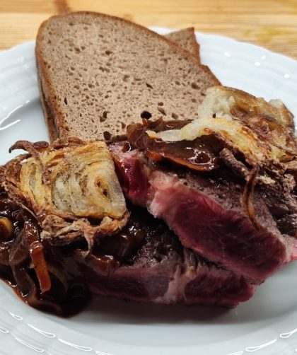 The simplest way to enjoy the onion roast beef is with a slice of bread to soak up the sauce. Die einfachste Art, den Zwiebelrostbraten zu genießen ist mit einer Scheibe Brot zum Auftunken der Sauce.