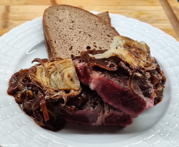 The simplest way to enjoy the onion roast beef is with a slice of bread to soak up the sauce. Die einfachste Art, den Zwiebelrostbraten zu genießen ist mit einer Scheibe Brot zum Auftunken der Sauce.