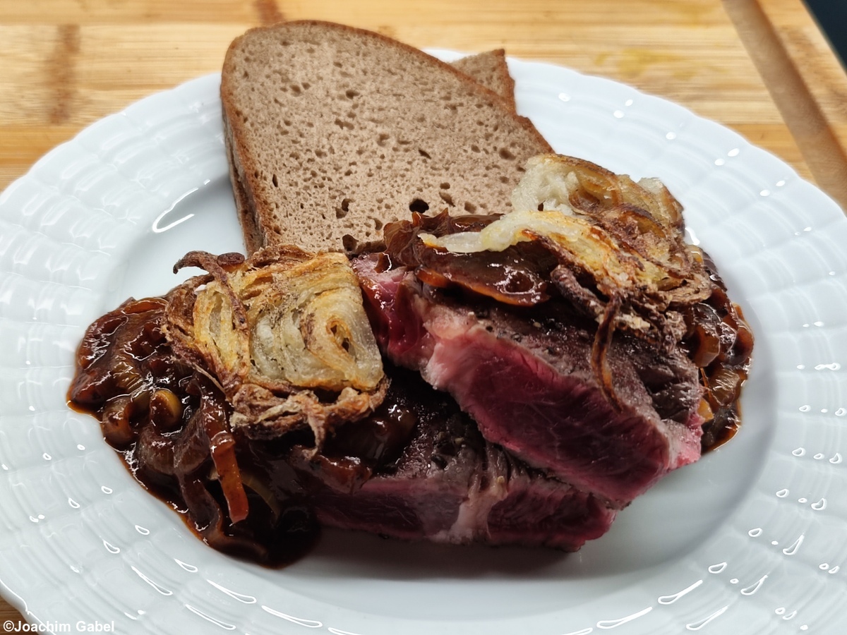The simplest way to enjoy the onion roast beef is with a slice of bread to soak up the sauce.Die einfachste Art, den Zwiebelrostbraten zu genießen ist mit einer Scheibe Brot zum Auftunken der Sauce.