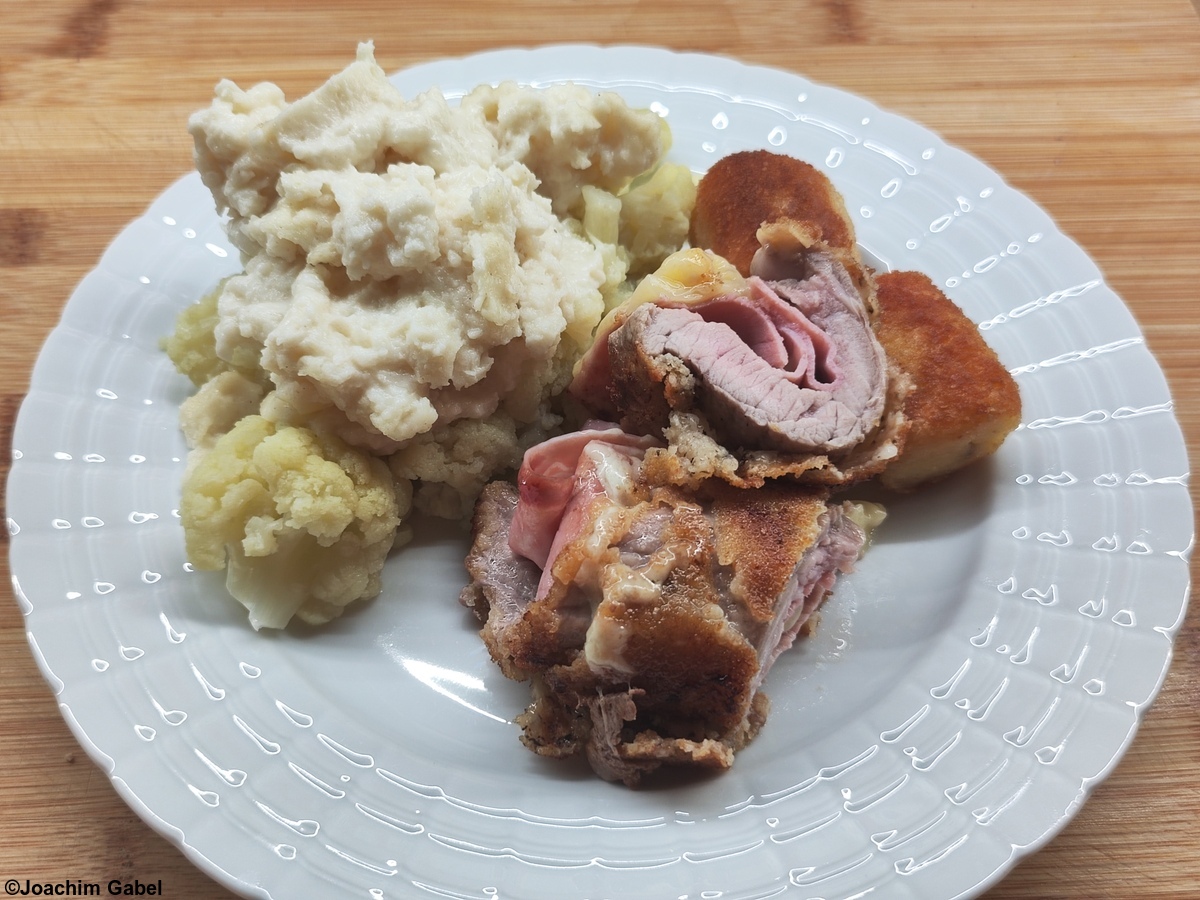 Cordon bleu with cooked ham.Cordon bleu mit Kochschinken.