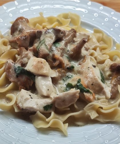 The ragout with chanterelles. Das Ragout mit Pfifferlingen.