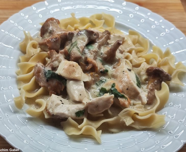 The ragout with chanterelles. Das Ragout mit Pfifferlingen.