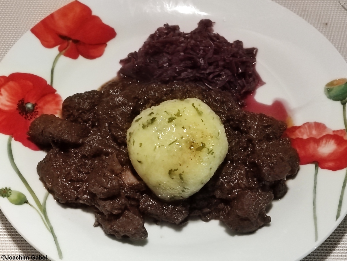 Viennese Juicy Goulash with red cabbage and potato dumpling. Wiener Saftgulasch mit Rotkraut und Kartoffelkloß.