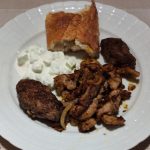 Bottom left and top right Soutzoukakia, pan gyros in the middle. Links unten und rechts oben Soutzoukakia, Pfannengyros in der Mitte.