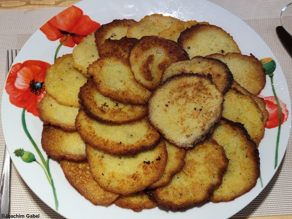 Natural potato pancakes.Kartoffelpuffer natur.
