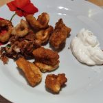 Calamari with a simple garlic sauce from Greek 10% yogurt, garlic an salt. Calamari mit einer einfachen Knoblauchsauce aus 10%igem griechischen Joghurt, Knoblauch und Salz.