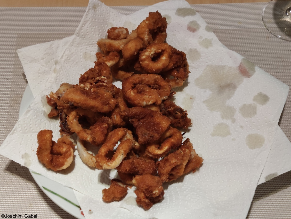 Ready fried calamari.
Fertig frittierte Calamari.