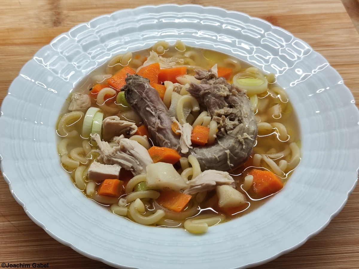 The grey thing in the middle is not a dead rodent, as was suggested in another post of mine, but the chicken's neck. Das Graue in der Mitte ist übrigens kein totes Nagetier, wie in einem anderen Beitrag von mir gemutmaßt wurde, sondern der Hühnerhals.