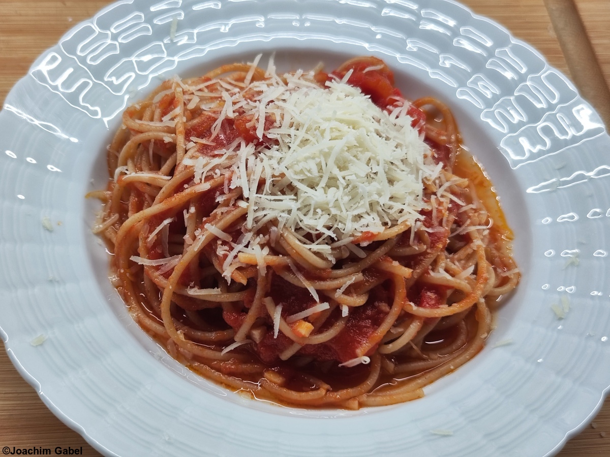 Pasta amatriciana with whole wheat spaghetti an no guanciale. Pasta amatriciana mit Vollkornspaghetti ohne Guanciale.