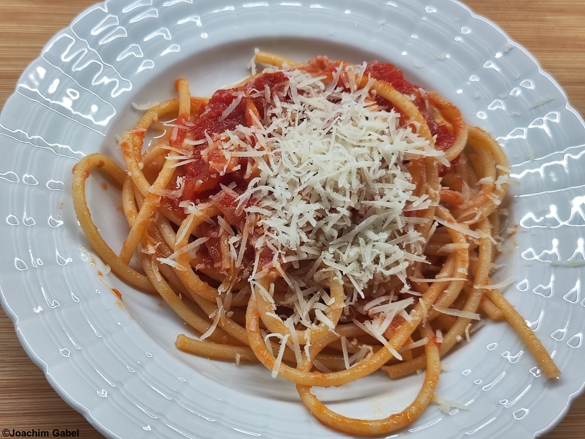 Pasta amatriciana with bucatini. Pasta amatriciana mit Bucatinie.