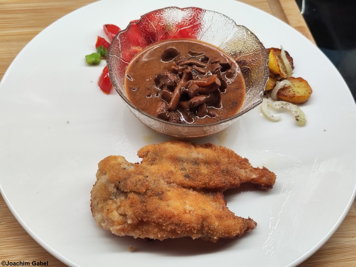 Hunter schnitzel from chicken breast.Jägerschnitzel aus der Hähnchenbrust.