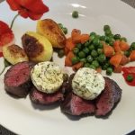 Hanging tender, herb butter, fried potatoes, peas and carrots. Onglet mit Kräuterbutter, gebratenen Drillingen, Erbsen und Möhren.