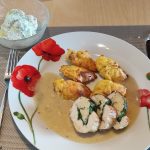 The side dishes in this picture are some kind of duchess potatoes and a cucumber salad. Die Beilagen auf diesem Bild sind eine Art Herzoginkartoffeln und ein Gurkensalat.