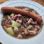 Since my lentil soup also contained knuckle meat and bacon, one sausage was enough for me. Da bei meiner Linsensuppe noch Haxenfleisch und Speck mit drin waren, reichte mir ein Würstchen.