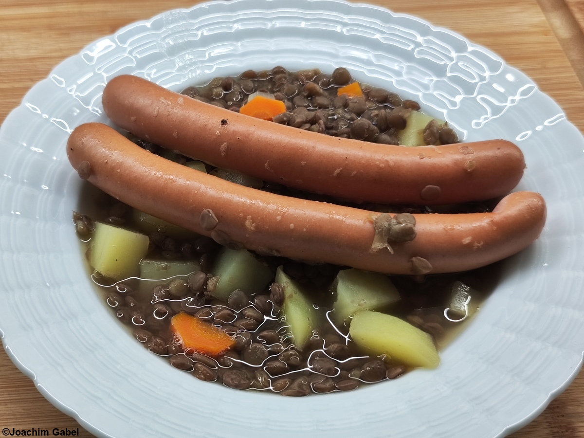 My sweetheart got her soup without meat and bacon, so she got two turkey wieners.Mein Schatz bekam ihre Suppe ohne Fleisch und Speck, daher bekam sie zwei Putenwiener.