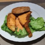 Hamburger bun and Sriracha mayonnaise. Hamburgerbun und Srirachamayonnaise.