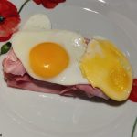 Strammer Max with cooked ham and whole egg + egg yolk. Strammer Max mit Kochschinken und Vollei + Eigelb.
