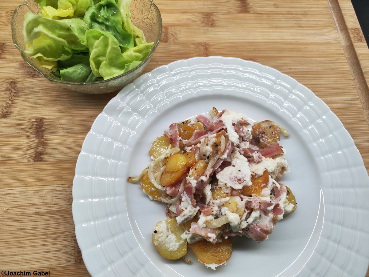 Low-cholesterol version with chicken bacon and pure egg whites.Cholesterinarme Version mit Hähnchenbacon und reinem Eiklar.