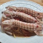 FYI, the red dots aren't eyes; they're the tail. The head and whatever else is on the left side of the picture. Zur Information, die roten Punkte sind keine Augen, das ist der Schwanz. Der Kopf und was auch immer sind links auf dem Bild.