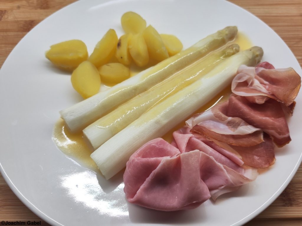 German classic asparagus with ham, hollandaise and boiled potatoes ...
