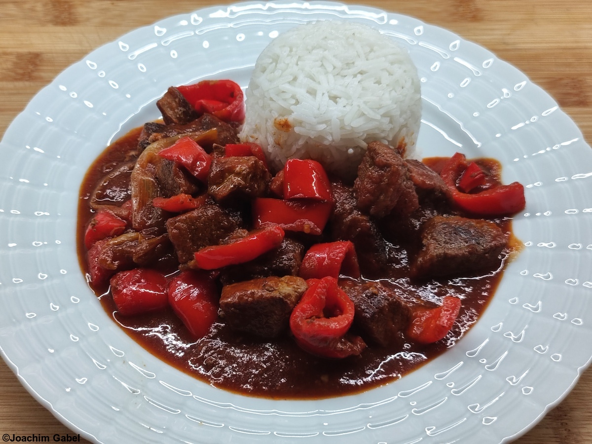 Another low-cholesterol option uses beef from the shoulder clod. Sear the meat over high heat and then simmer it with the onions and crushed tomatoes for 3 hours. Afterward, add the bell pepper strips and cook for about 15 minutes.Eine weitere cholesterinarme Variante geht mit Rindfleisch vom dicken Bug. Dazu das Fleisch scharf anbraten und mit den Zwiebeln und den passierten Tomaten 3 Stunden schmoren. Danach kommen die Paprikastreifen dazu und werden in etwa 15 Minuten gegart.