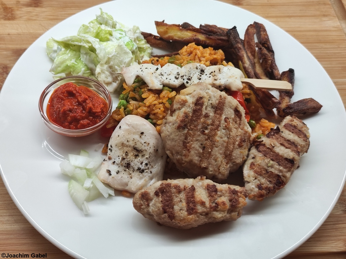 With chicken breast and minced turkey.Mit Hähnchenbrust und Putenhack.