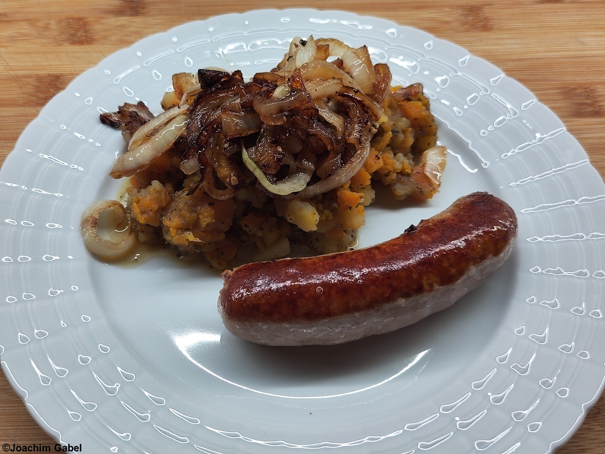Raw bratwurst from pork. Grobe Bratwurst aus Schweinefleisch.