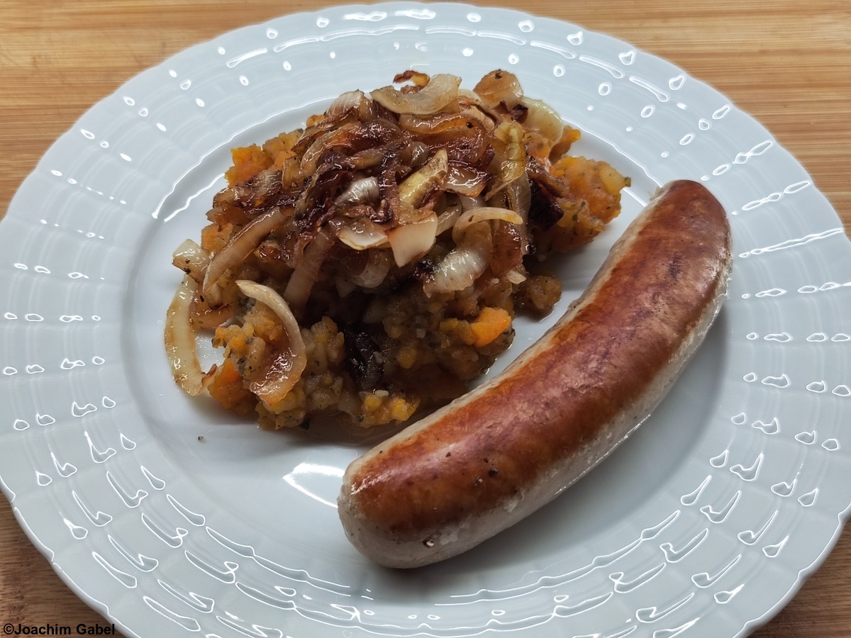Coarse bratwurst from poutry.Grobe Bratwurst aus Geflügelfleisch.