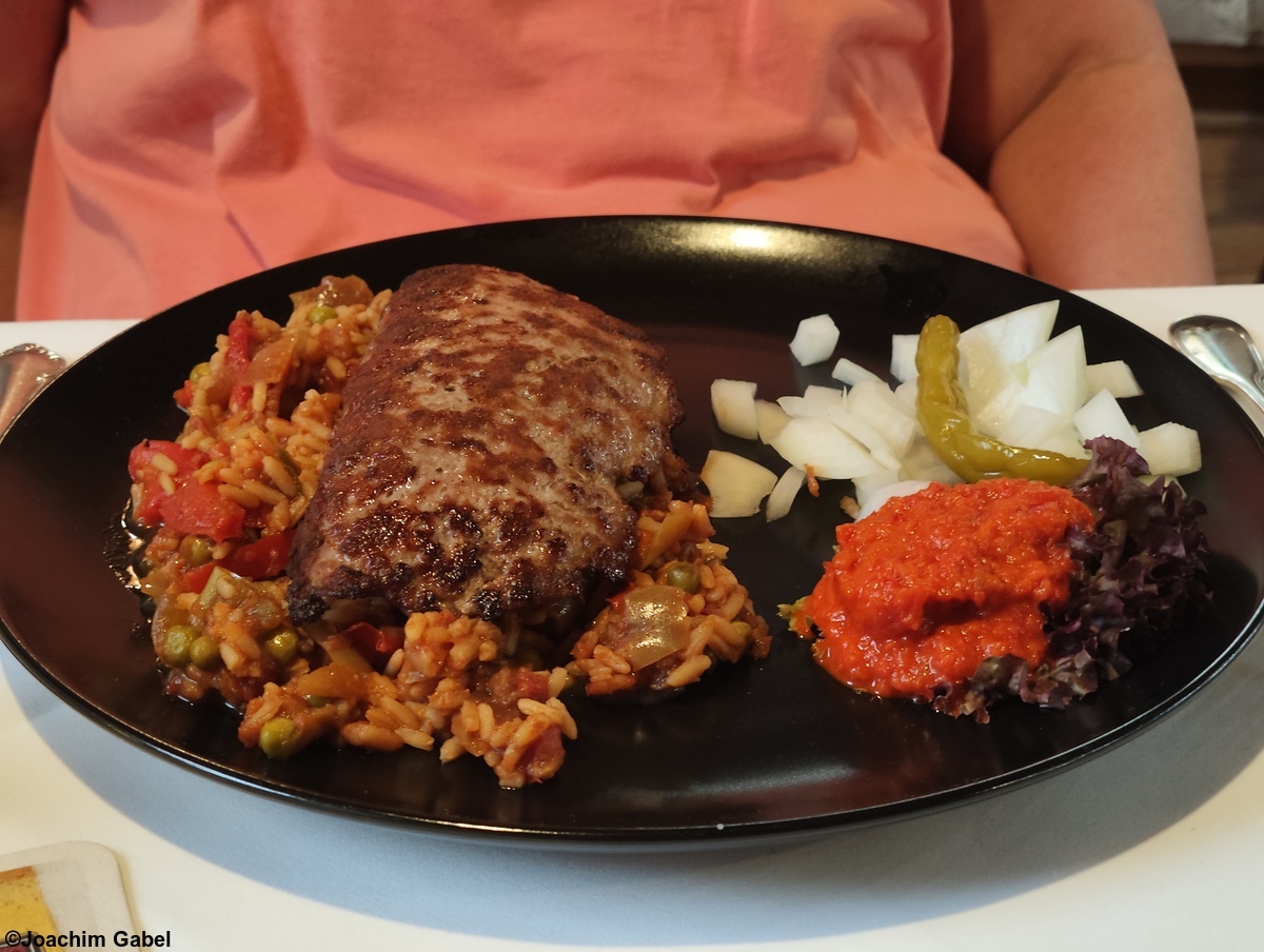 Niska pljeskavica is a meatball stuffed with sheep chese.Niska pljeskavica ist ein mit Schfskäse gefülltes Hacksteak