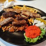 Pola pola is the small Balkan plate with Rasniji (meat skewers) and Cevapcici Pola pola ist die kleine Balkanplatte mit Rasniji (Fleischspieße) und Cevapcici