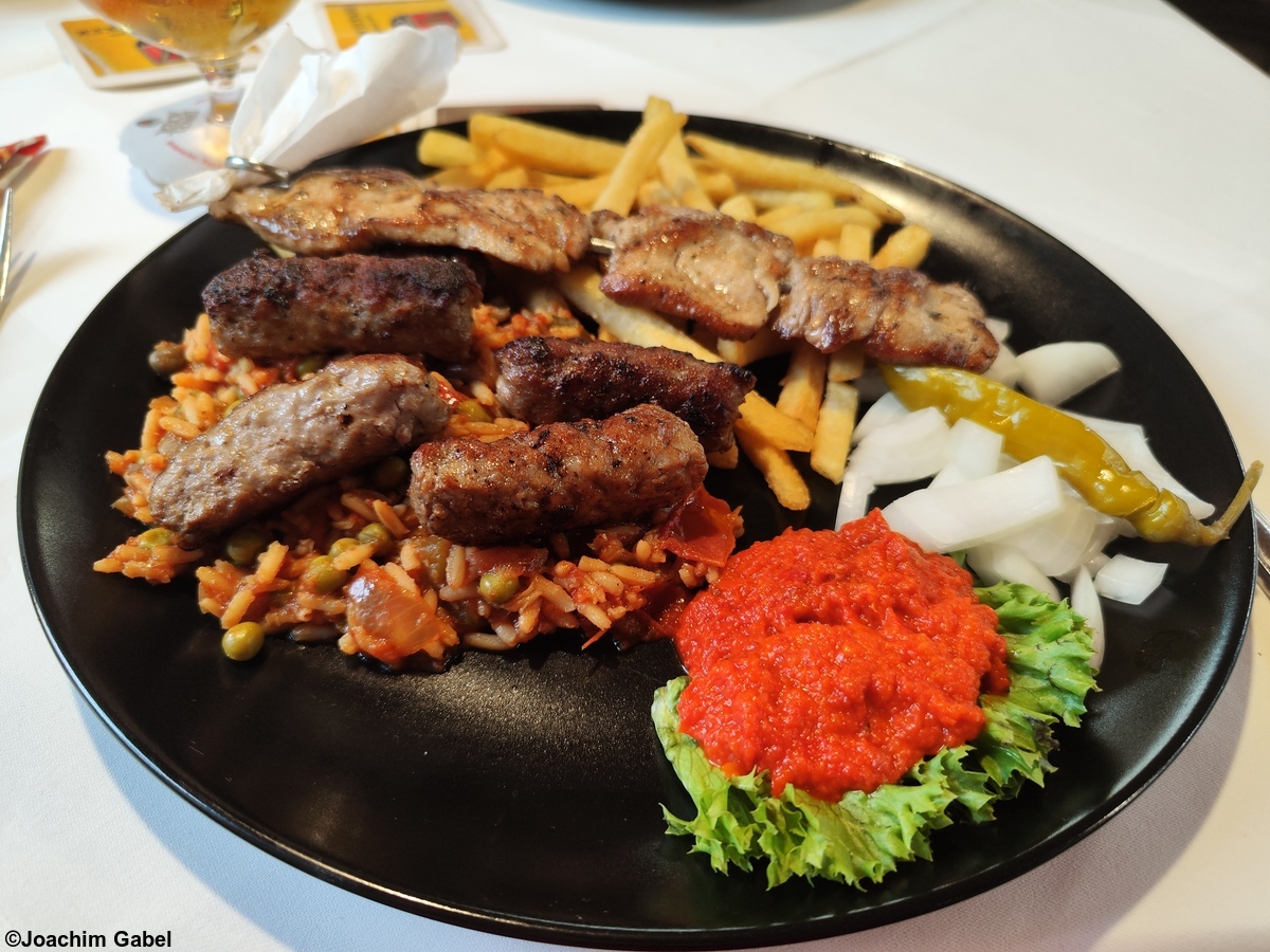 Pola pola is the small Balkan plate with Rasniji (meat skewers) and Cevapcici Pola pola ist die kleine Balkanplatte mit Rasniji (Fleischspieße) und Cevapcici