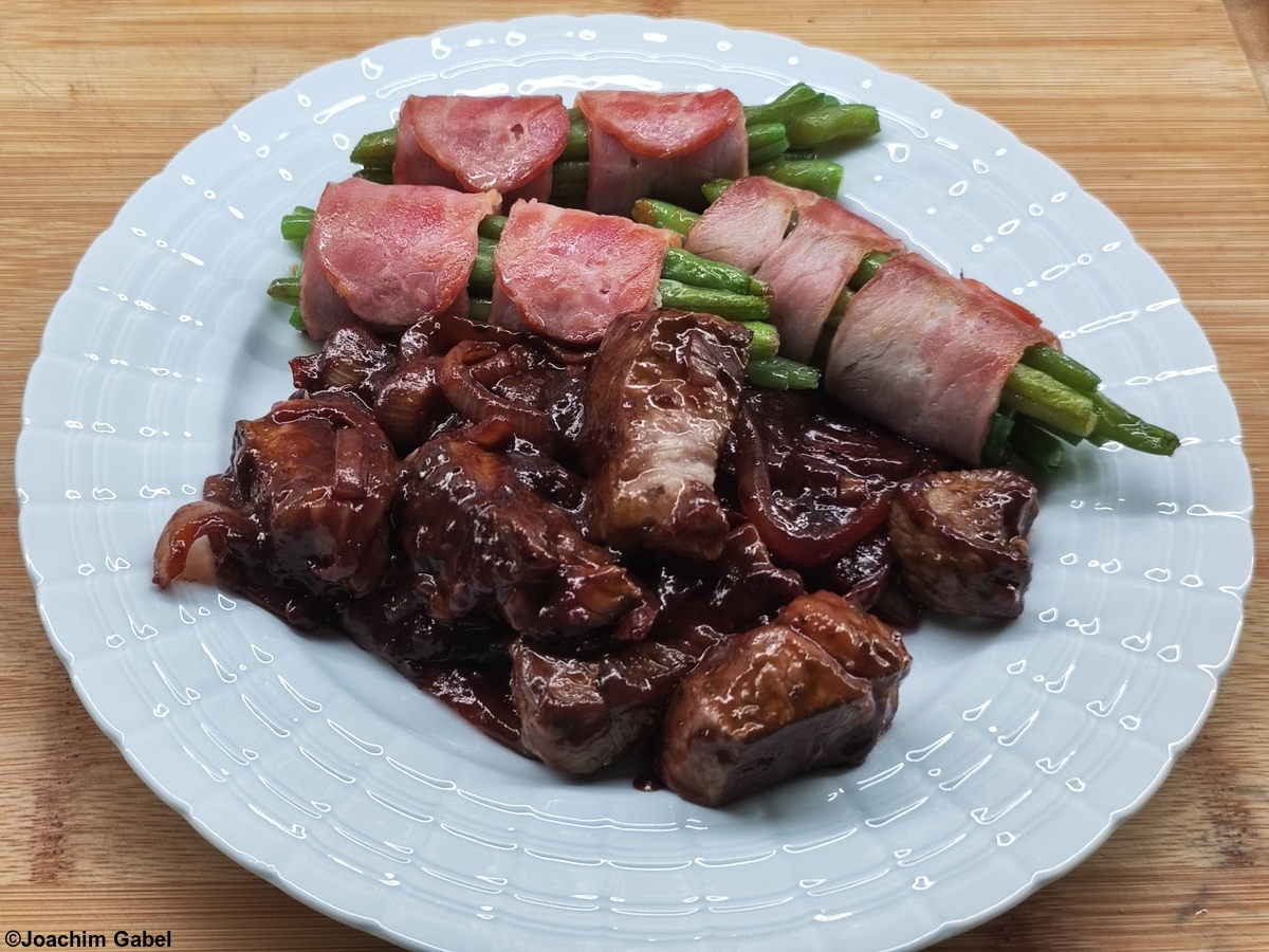 There was a small change with my sweetheart. She didn't get pork bacon, of course, but instead chicken bacon.Bei meinem Schatz gab es eine kleine Änderung. Sie bekam natürlich keinen Speckmantel vom Schwein, sondern mit einem Hähnchenbacon.