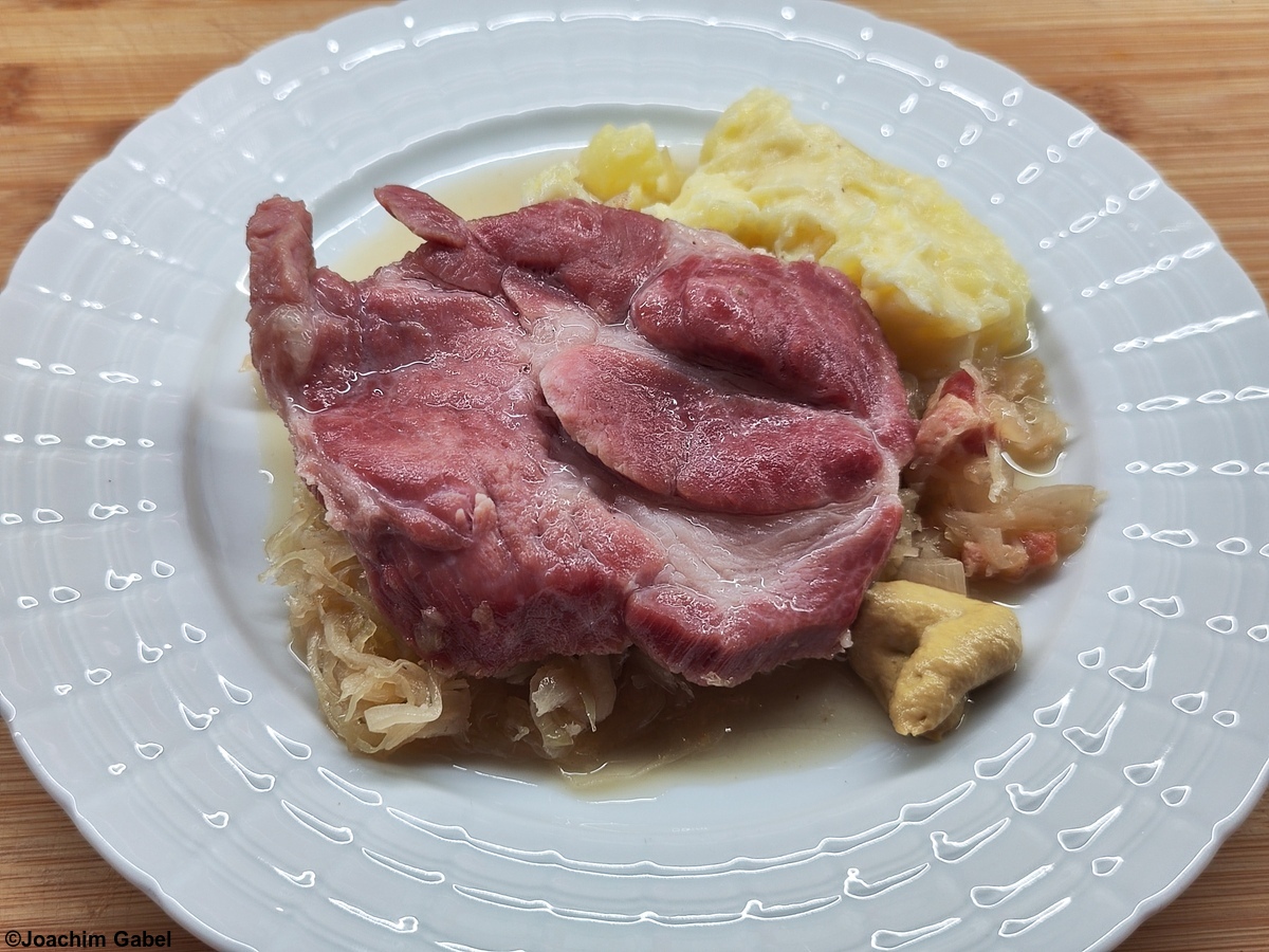 Frankfurt pork neck ribs with sauerkraut with bacon and mashed potatoes. Frankfurter Kammribbscher mit Specksauerkraut und Kadoffelbrei.