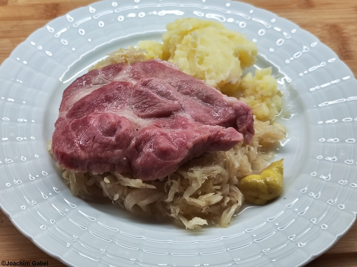 Frankfurt pork neck ribs with lean sauerkraut and lean mashed potatoes.Frankforder Kammribbscher mit magerem Sauerkraut und ebenso magerem Kadoffelbrei.