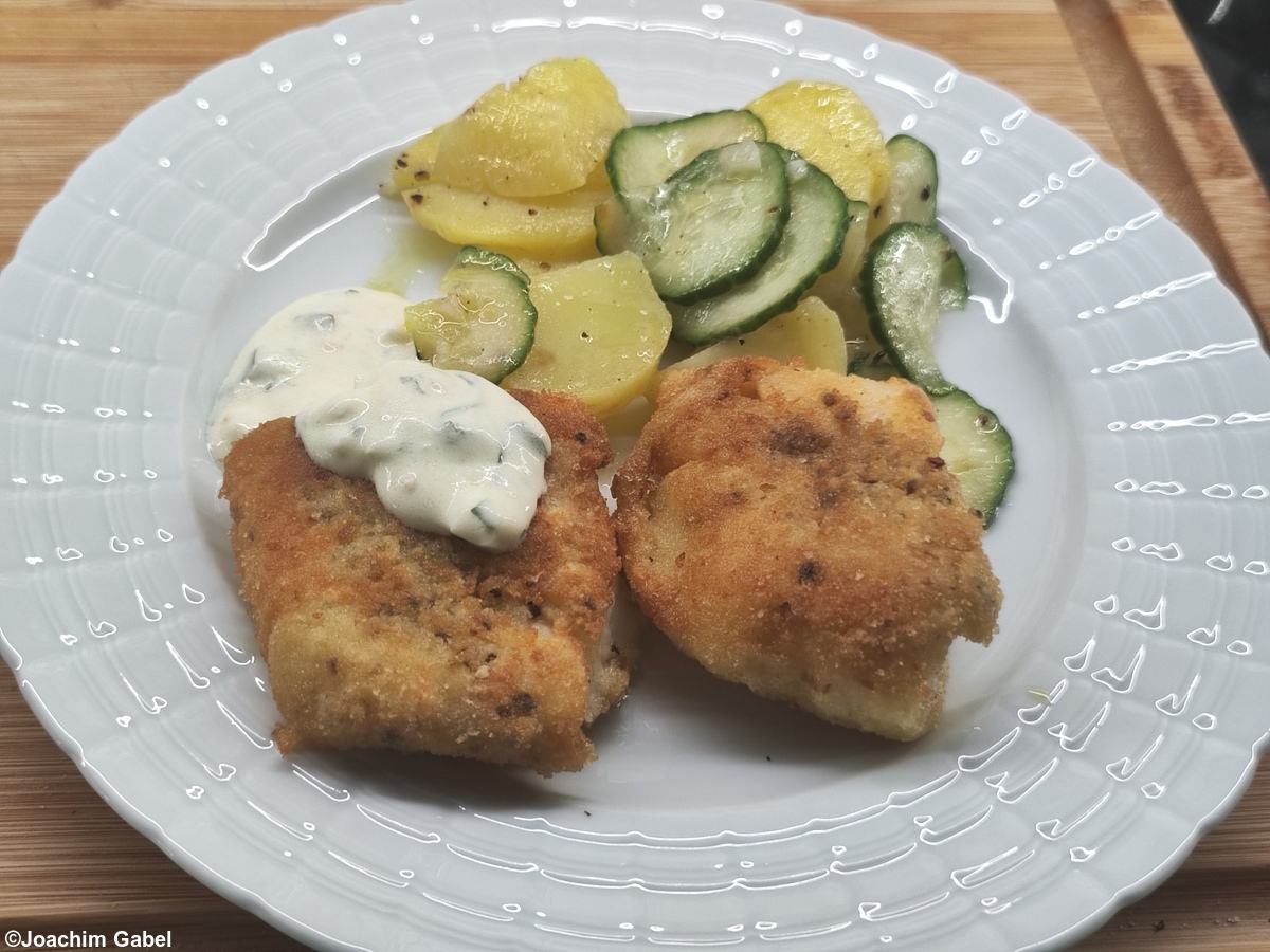 For dietary reasons, my sweetheart's potato salad is made with vinegar and oil instead of mayonnaise.Der Kartoffelsalat für meinen Schatz ist aus diätischen Gründen mit Essig und Öl anstatt Mayonnaise.