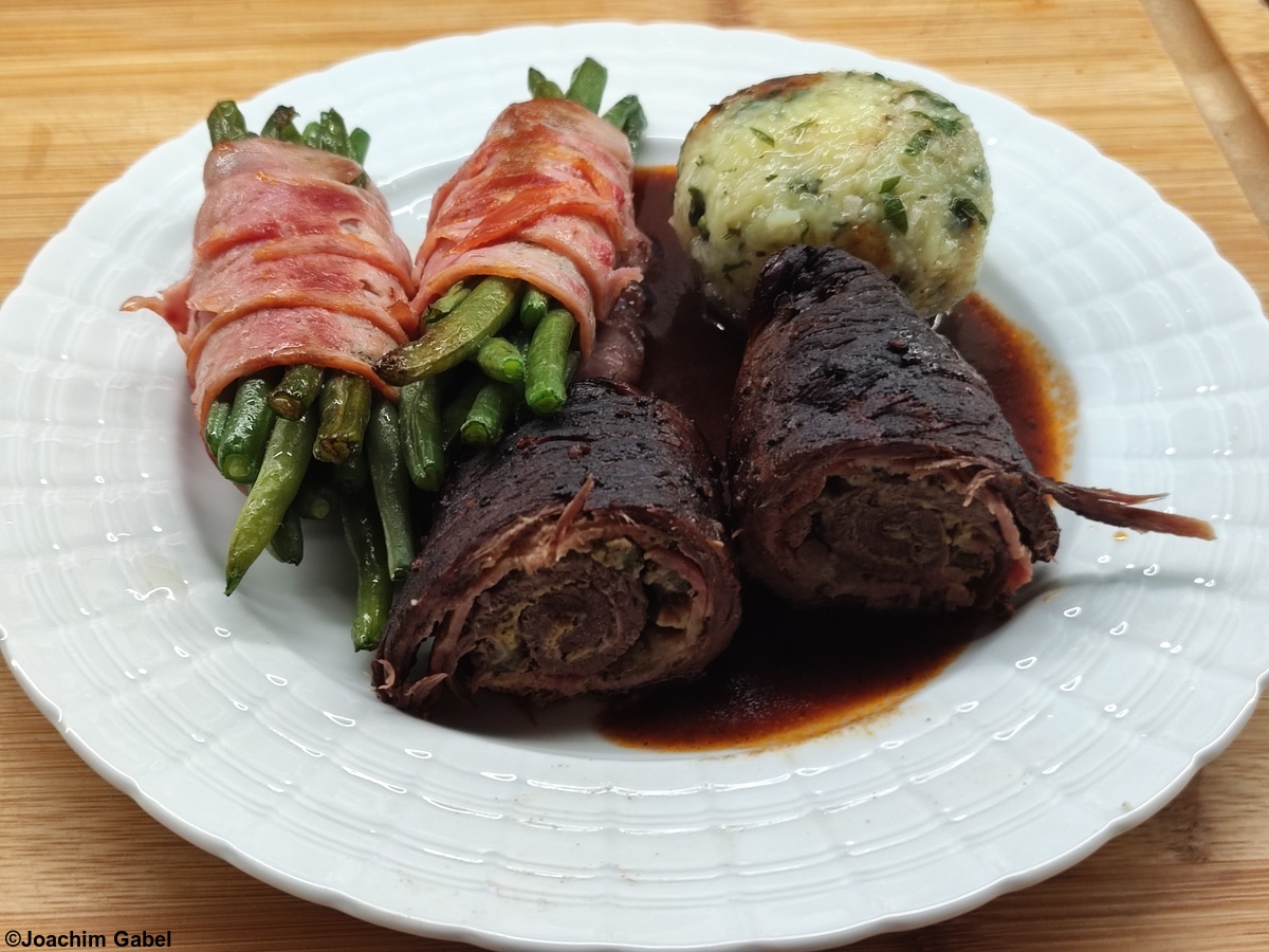 The same filling, but with chicken bacon.Die gleiche Füllung aber mit Hähnchenspeck.