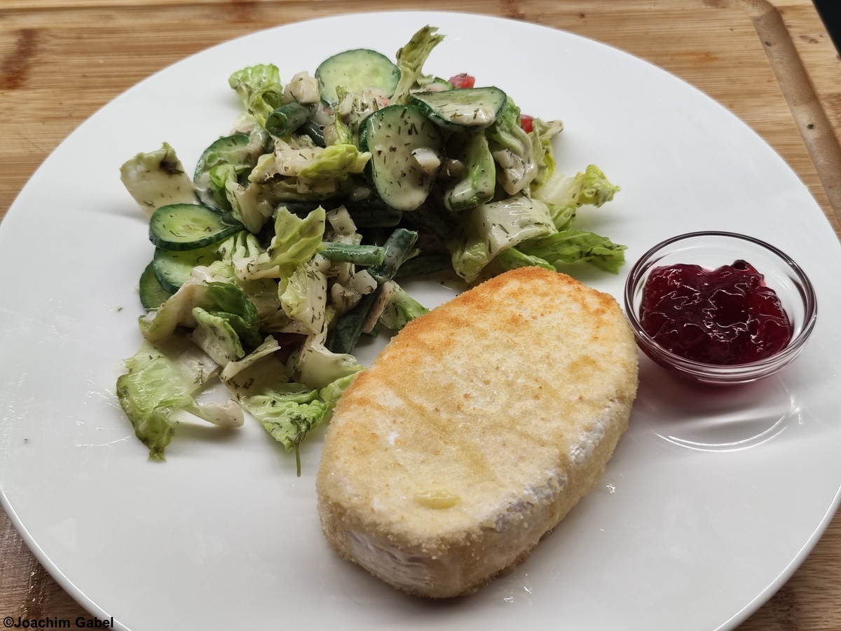 Not really a Camembert for my sweetheart, a low-fat French soft cheese similar to a Camembert.Nicht wirklich ein Camembert für meinen Schatz, ein fettarmer französischer Weichkäse ähnlich einem Camembert.