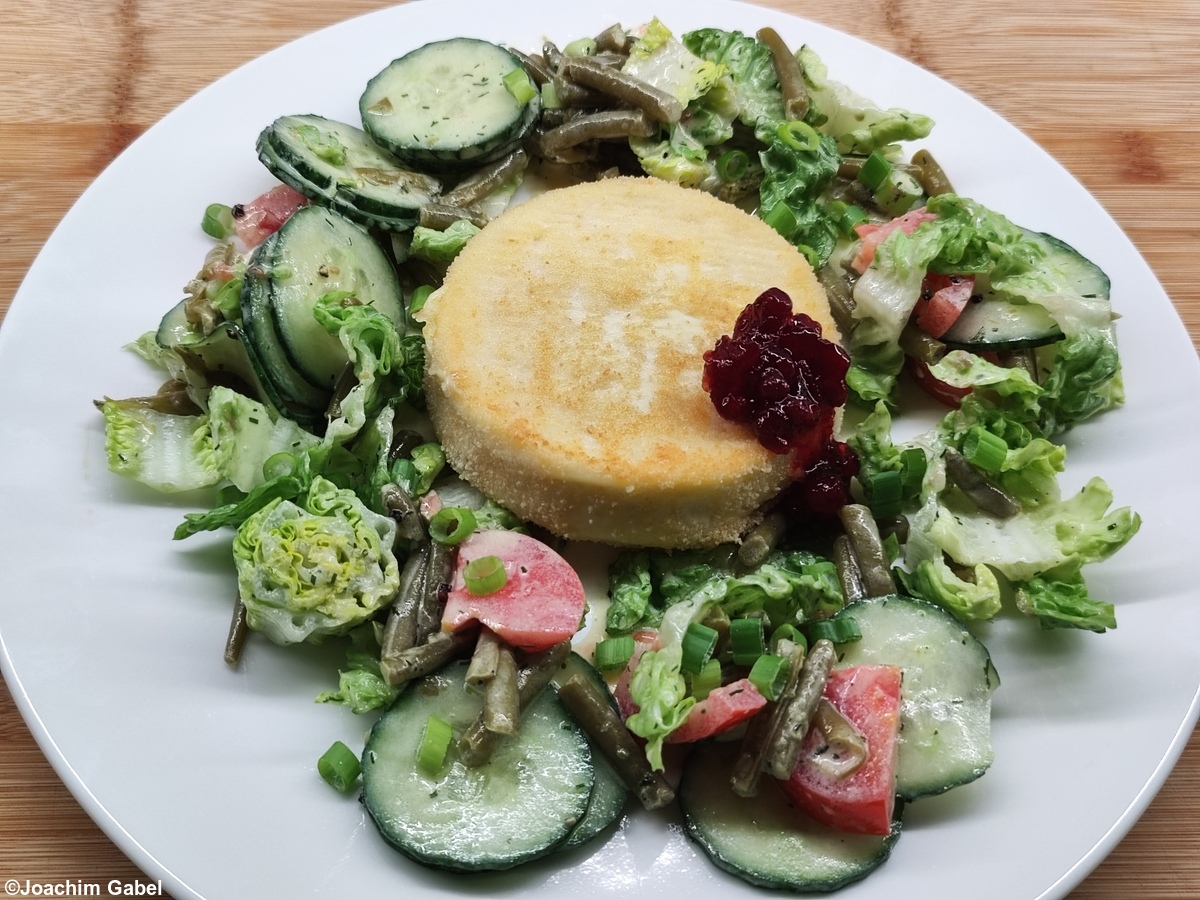 A soft cheese from Calvados, where the original Camembert also comes from, but which is much creamier. Ein Weichkäse aus dem Calvados, wo auch der originale Camembert herkommt, der aber wesentlich cremiger ist.