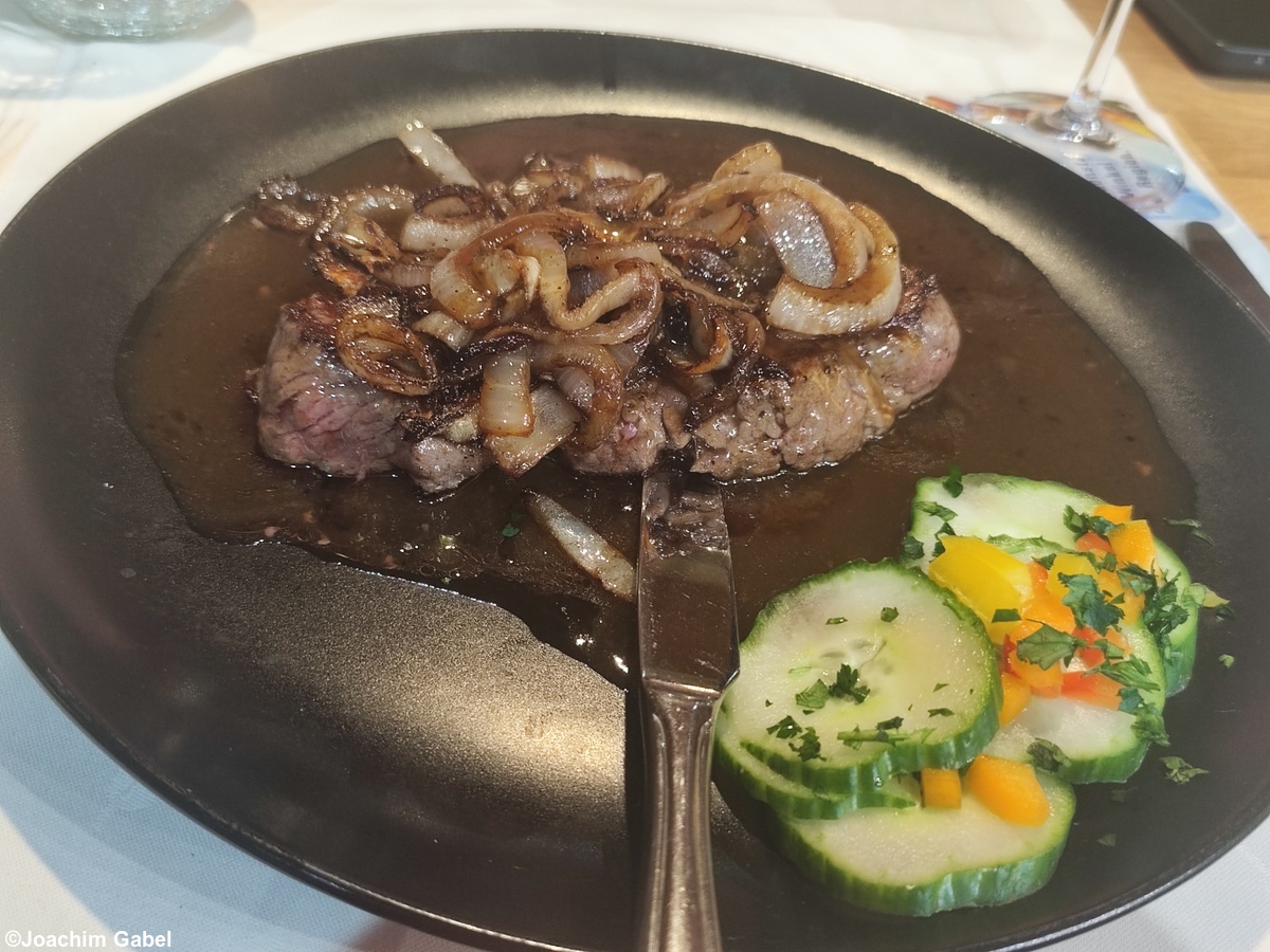 Swabian onion roast.Schwäbischer Zwiebelrostbraten.